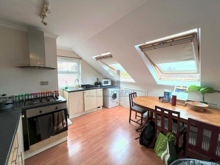 3 Bedroom Flat To Rent In Montana Road, Tooting Bec, London, SW17