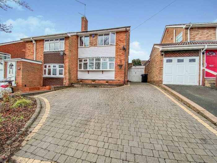 4 Bedroom Semi-Detached House To Rent In Balmoral Road, Stourbridge, DY8