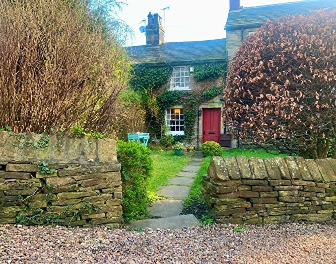 2 Bedroom Cottage For Sale In Lascelles Hall Road, Huddersfield, HD5