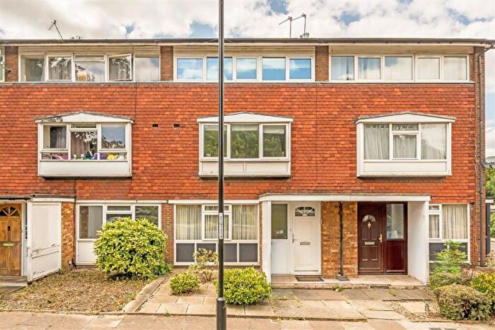 2 Bedroom Flat For Sale In Southbourne Gardens, Lee, SE12