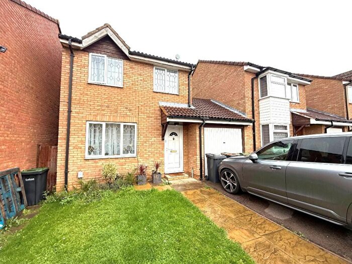3 Bedroom Link Detached House For Sale In Coltsfoot Green, Birds Estate, Luton, Bedfordshire, LU4