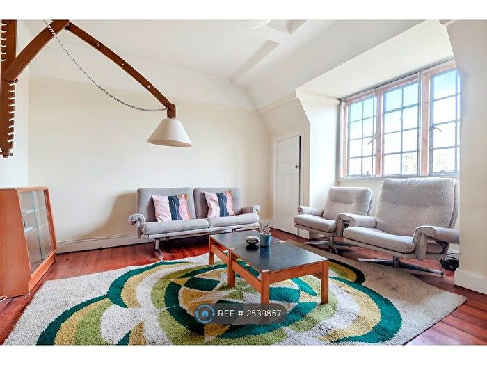 3 Bedroom Flat To Rent In Brixton Hill, London, SW2