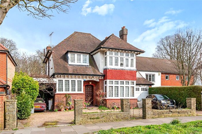 3 Bedroom Detached House For Sale In Bourne Hill, Palmers Green, London, N13