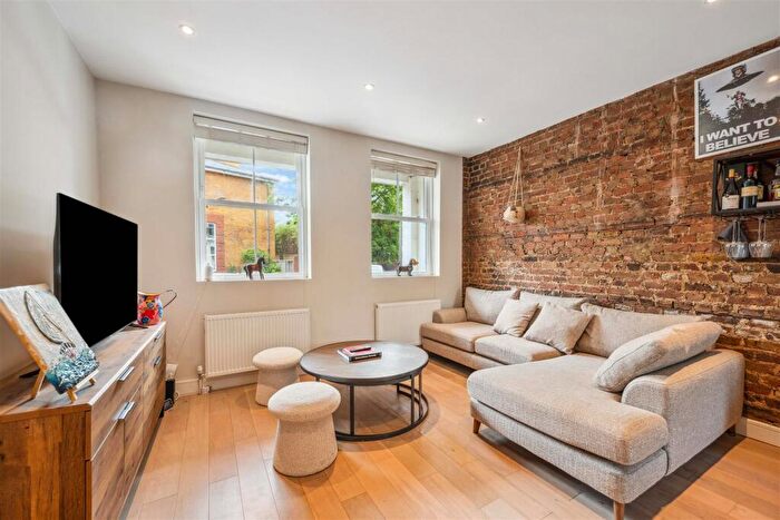 3 Bedroom Flat To Rent In Railton Road, London, SE24