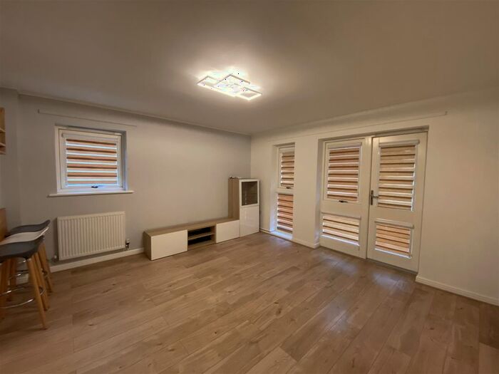 2 Bedroom Flat To Rent In Matfield Close, Ashford, TN23