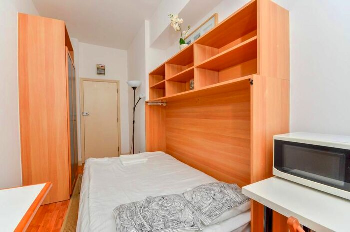 Studio To Rent In West Cromwell Road, Earls Court, London, SW5