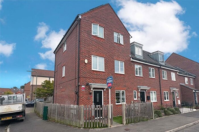 3 Bedroom End Of Terrace House For Sale In Fawn Drive, Aldershot, Hampshire, GU12