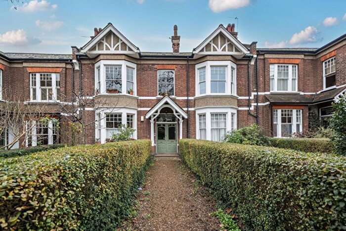 3 Bedroom Flat For Sale In Brondesbury Park Mansions, Queen's Park, London, NW6