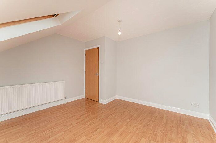 2 Bedroom Flat For Sale In Ellenborough Road, London, N22