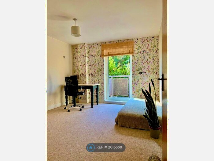 1 Bedroom Flat To Rent In Parkview House, Hampton Hill, Hampton, TW12