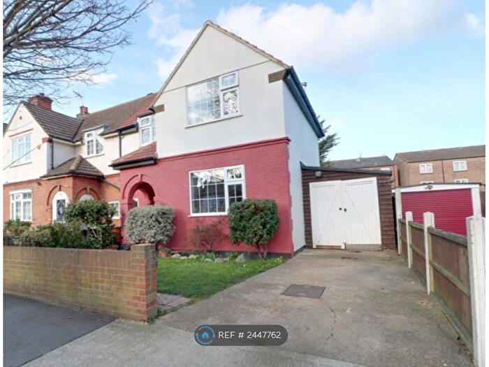 3 Bedroom End Of Terrace House To Rent In Willow Street, Romford, RM7