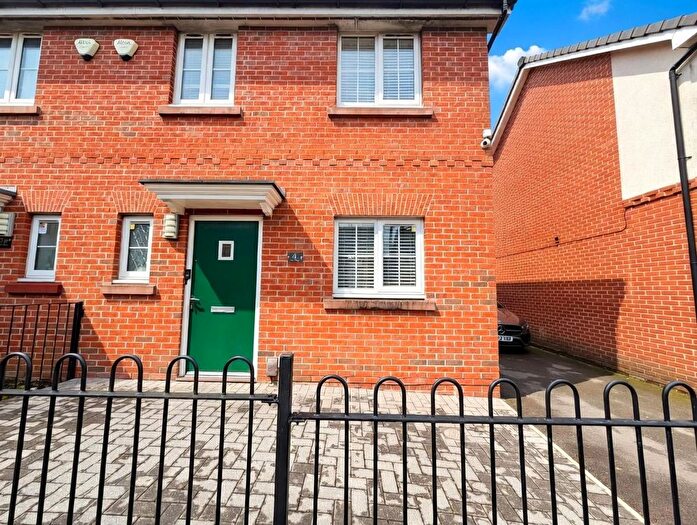 3 Bedroom Semi Detached House For Sale In Elm Way, Chadderton, Oldham, OL9