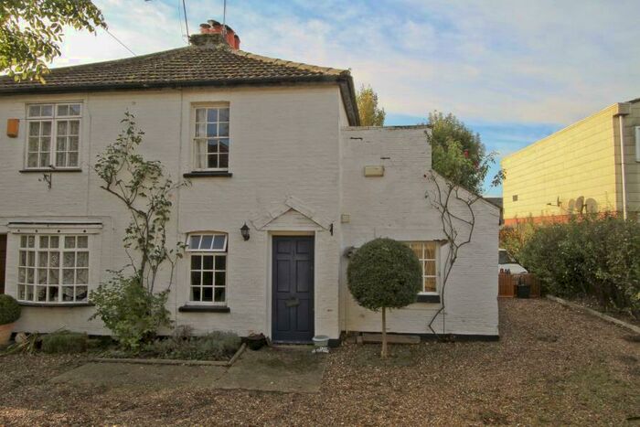 2 Bedroom Cottage To Rent In Pinner Hill Road, Pinner, HA5