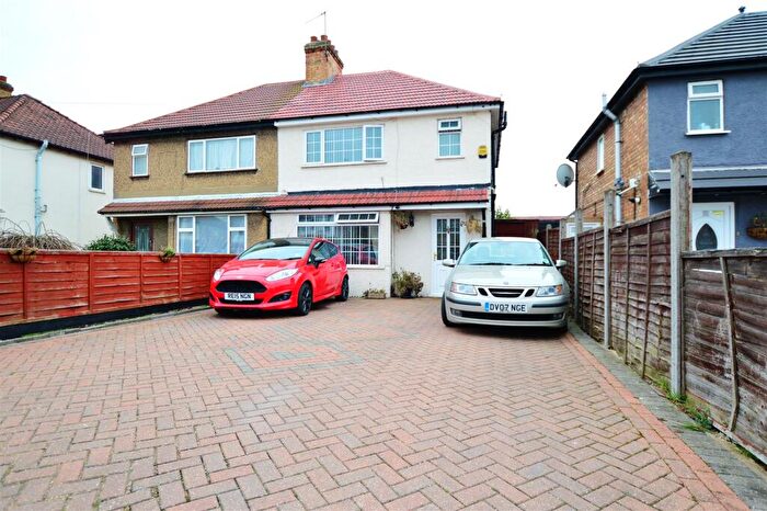 3 Bedroom Semi-Detached House For Sale In Hampshire Avenue, Slough, SL1