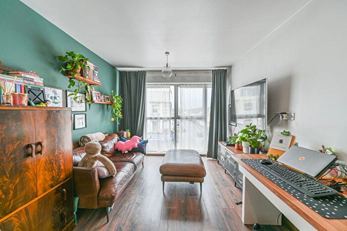 2 Bedroom Flat For Sale In High Street Colliers Wood, Colliers Wood, London, SW19