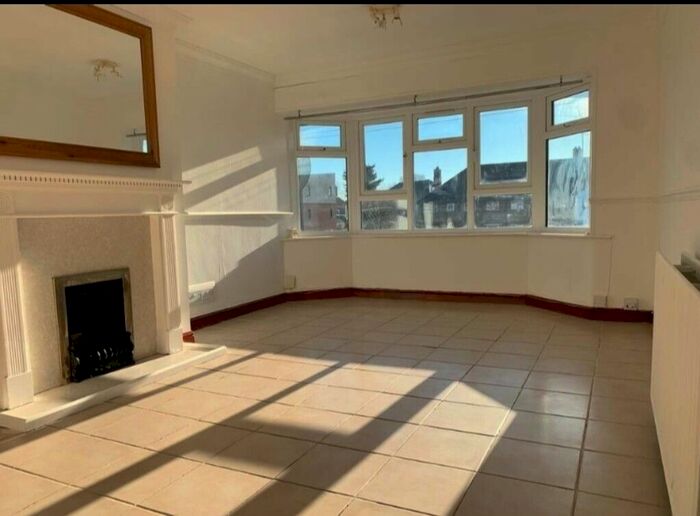 3 Bedroom Flat To Rent In The Green, Cheshunt, Waltham Cross EN8