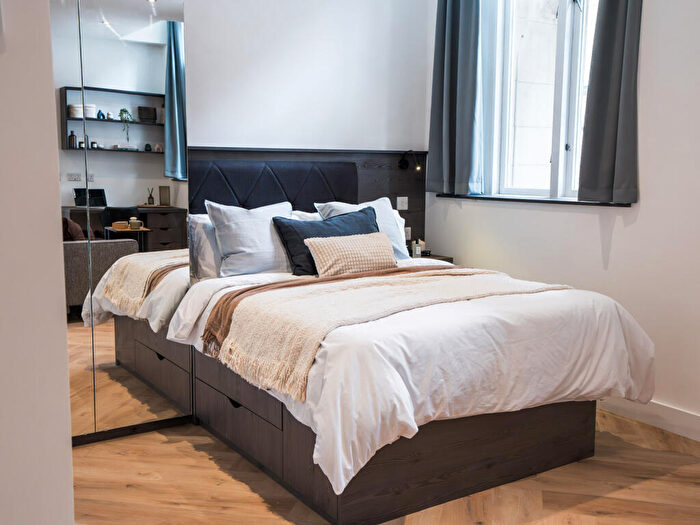 Apartment To Rent In Apt, Churchill House Residence #, LS1