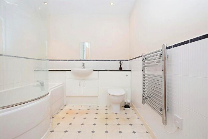 2 Bedroom Flat To Rent In Bishops Corner, Hulme, M15