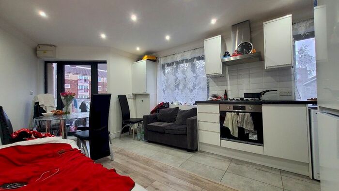 2 Bedroom Flat To Rent In Claremont Close, London, E16