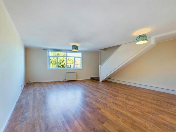 2 Bedroom Flat To Rent In Station Road, Addlestone, KT15