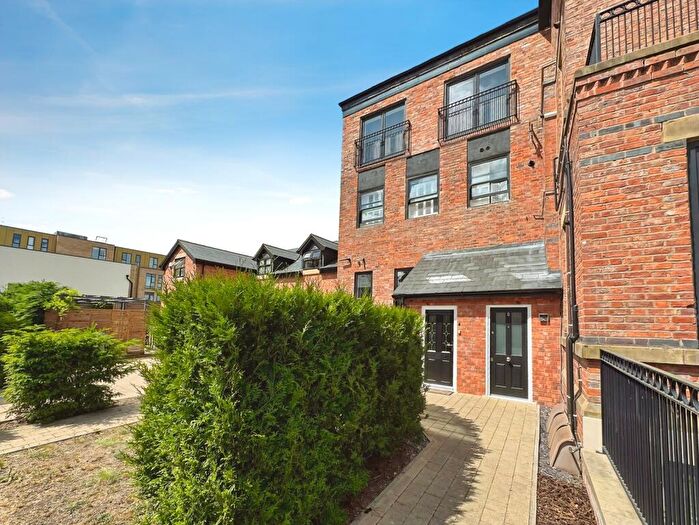 2 Bedroom Maisonette For Sale In Barlow Moor Road, Didsbury, Manchester, M20