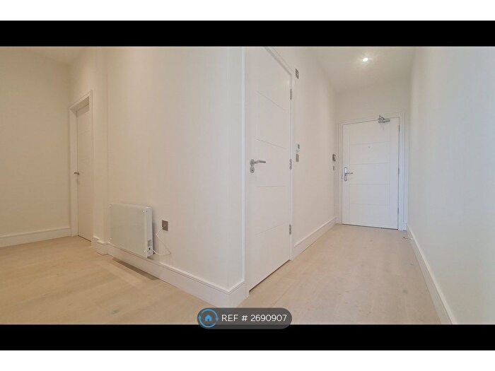 2 Bedroom Flat To Rent In Raffles House, London, NW4
