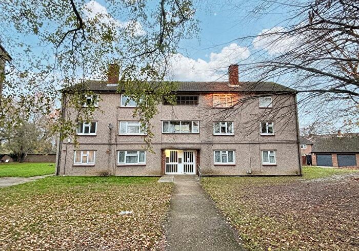 2 Bedroom Flat For Sale In Frobisher Road, St. Albans, Hertfordshire, AL1