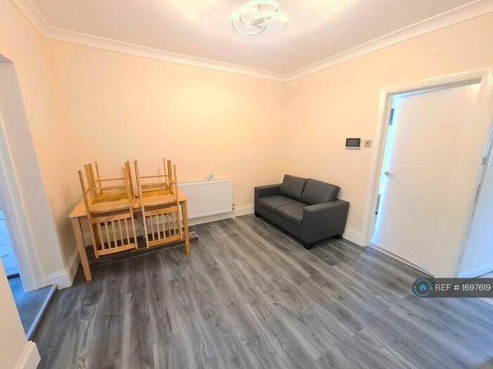 3 Bedroom Flat To Rent In Enfield Edmonton London, Enfield Edmonton London, N18