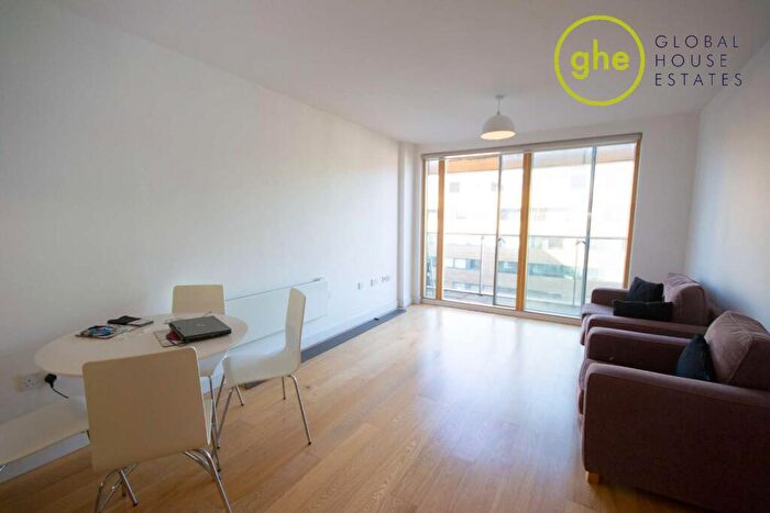 2 Bedroom Flat To Rent In Crampton Street, Elephant And Castle, London, SE17