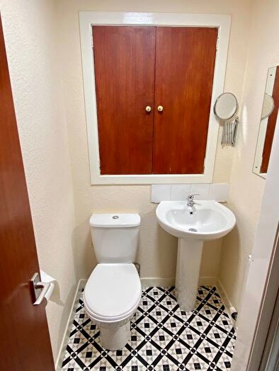 1 Bedroom Flat To Rent In South Mount Street, Attic Floor Right, Aberdeen, AB25
