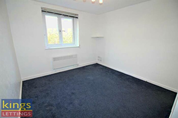 1 Bedroom Studio Flat To Rent In Geddington Court, Waltham Cross, EN8
