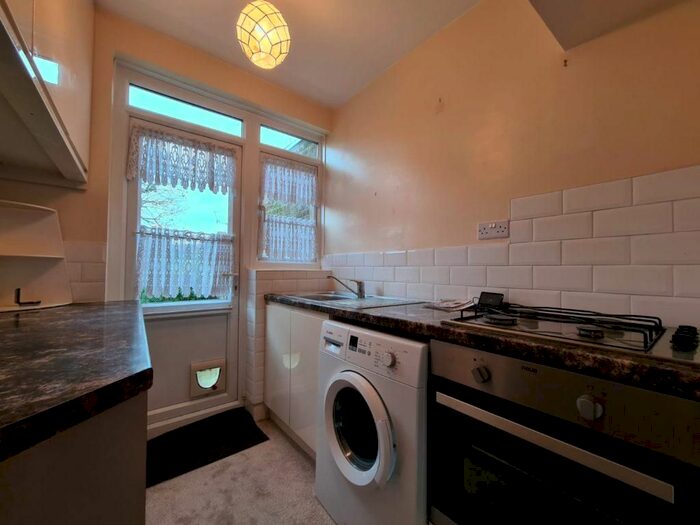 4 Bedroom Detached House To Rent In Aldridge Avenue, Enfield, EN3