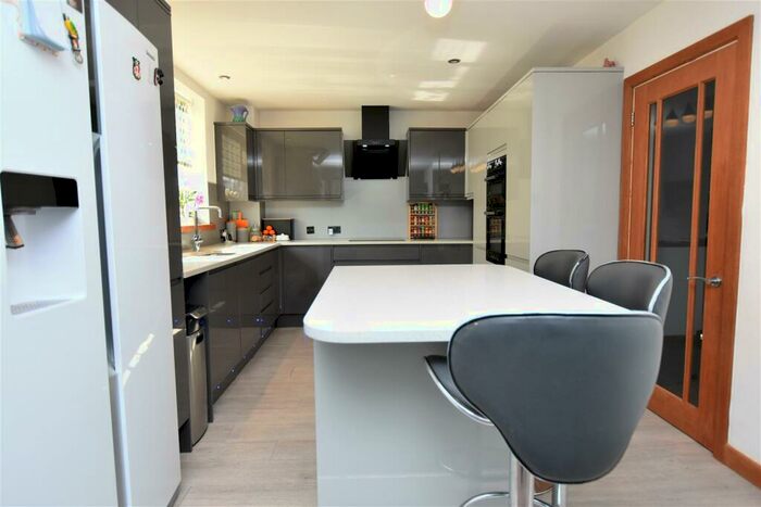 4 Bedroom Detached House For Sale In Glyn Avenue, Wrexham, LL12