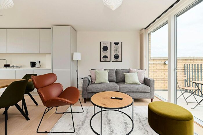 3 Bedroom Flat To Rent In Mile End Road, London, E1