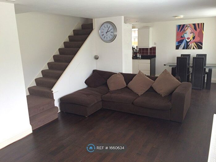 2 Bedroom Flat To Rent In Regency Court, Teddington, TW11