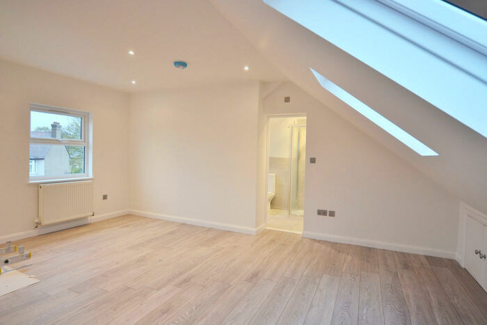 Studio To Rent In West Green Road, London, N15