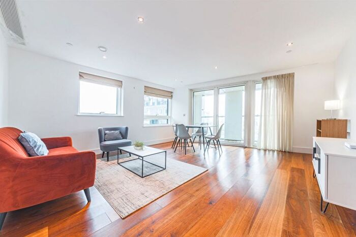 3 Bedroom Flat For Sale In Duckman Tower, Lincoln Plaza, London, E14