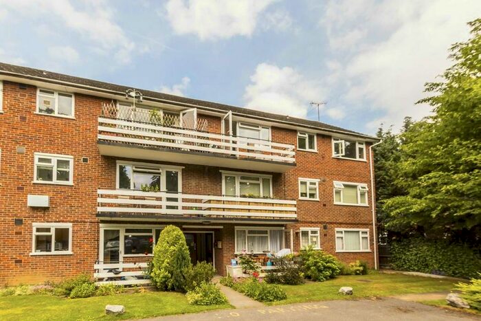 1 Bedroom Flat To Rent In Lovelace Gardens, Surbiton, KT6