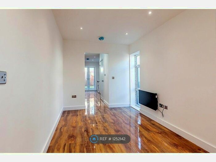 2 Bedroom End Of Terrace House To Rent In The Shop, Bristol, BS4