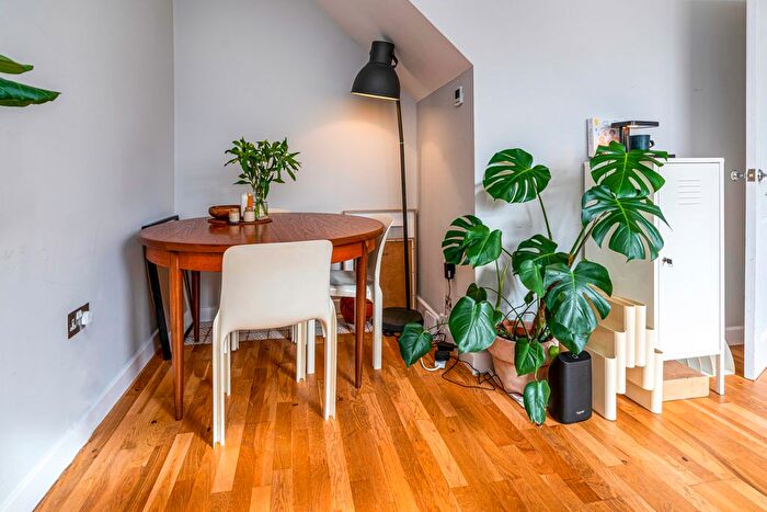 2 Bedroom Flat For Sale In Tottenham Road, Islington, London, N1