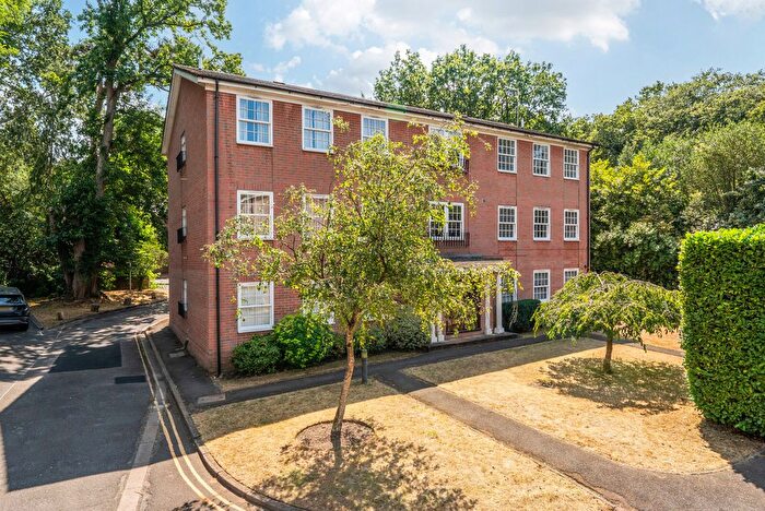 2 Bedroom Flat For Sale In Warren Court, Elgin Road, Weybridge, KT13