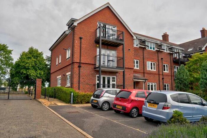 2 Bedroom Apartment To Rent In Findlay Mews, Marlow, SL7
