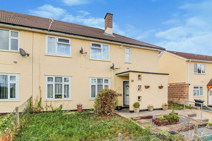 2 Bedroom Maisonette To Rent In Oaksey Road, Penhill, Swindon, SN2