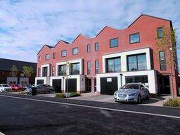 4 Bedroom Town House To Rent In Fellows Drive, Burton, DE14