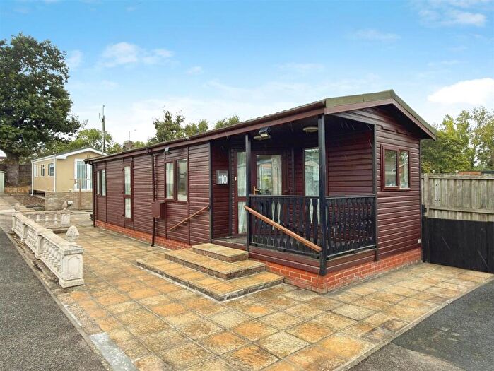 2 Bedroom Park Home For Sale In Beach Farm Park, Pakefield, Lowestoft, Suffolk, NR33