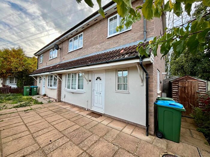 2 Bedroom House To Rent In Lavender Close, Aylesbury, HP21