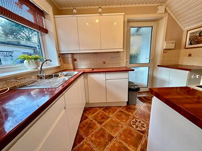 2 Bedroom Semi-Detached House For Sale In Whincover Road, Wortley, Leeds, LS12