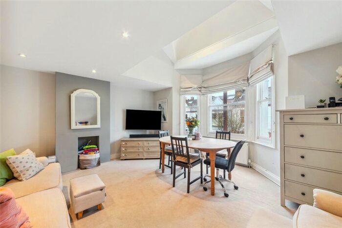 2 Bedroom Maisonette To Rent In Taybridge Road, London, SW11
