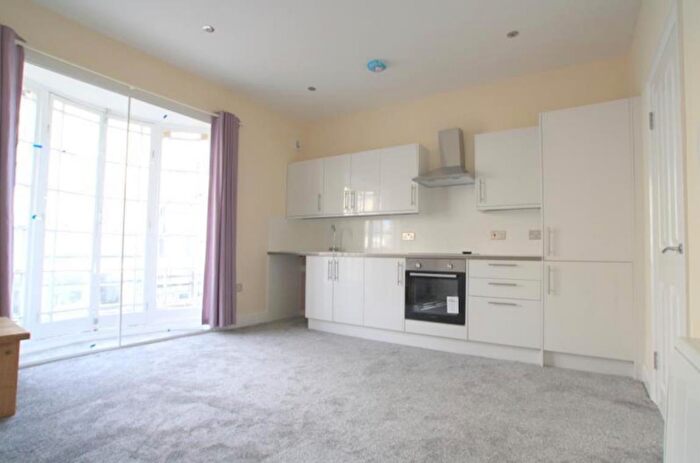 3 Bedroom Flat To Rent In Upper Richmond Road West, London, SW14