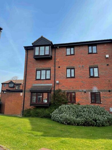 2 Bedroom Flat To Rent In Gladbeck Way, Enfield, EN2